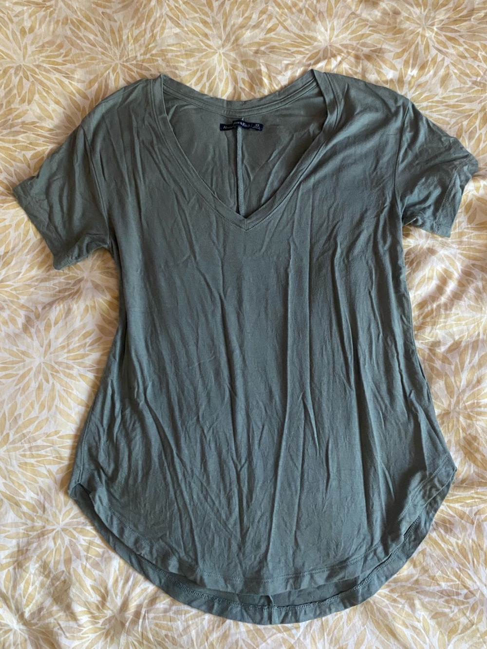 Abercrombie & Fitch  Soft Everyday V-Neck Short Sleeve Tee in Sage size XS